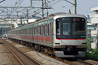 Ein Zug der 5000er-Serie auf der Den′entoshi-Linie