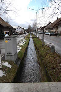 Wiesenbach im historischen Dorfzentrum