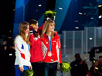 Olivia Nobs (rechts) bei der Siegerehrung der Olympischen Winterspiele 2010