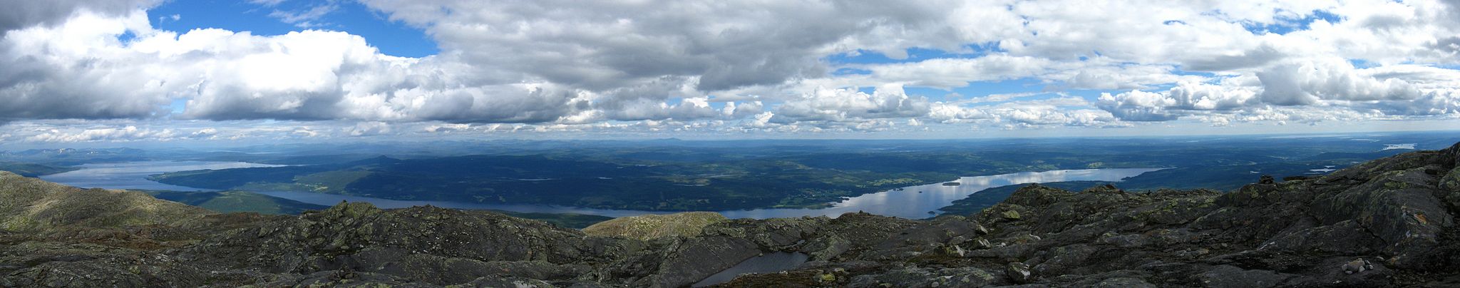 Blick auf den Kallsjön (Jämtland) vom Gipfel des Åreskutan im Juli 2010