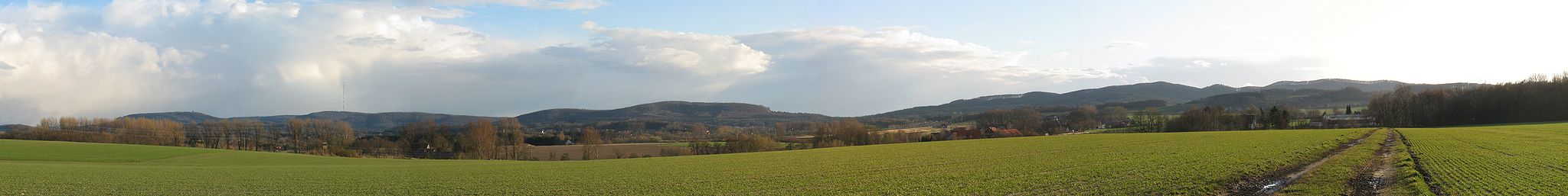 Panoramaansicht des Teutoburger Waldes in Lippe, links die Grotenburg, rechts der Stapelager Berg