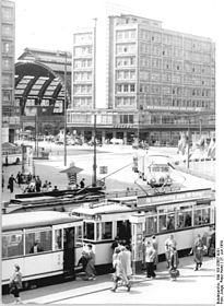 „Stube-und-Küche-Wagen“ im Juni 1954 auf dem Alexanderplatz