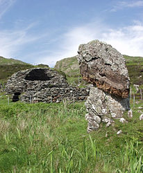 Mönchszelle und Menhir auf Eileach an Naoimh