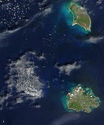 Satellitenaufnahme von Antigua (unten) und Barbuda (oben)