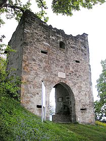 Der erhaltene Torbau (Außenseite)
