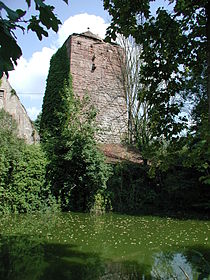 Bergfried am Zugang der Burg