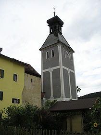 Der Kirchturm von Pfalzpaint mit Resten des ehemaligen Herrensitzes