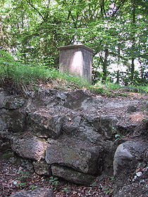 Mauerreste der Ruine Manegg mit Denkmal zum 100. Geburtstag von Gottfried Keller