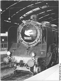 18 001 am 24. April 1955 im Berliner Ostbahnhof