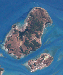 Landsat-Bild von Thursday Island (unten)und Hammond Island (oben)