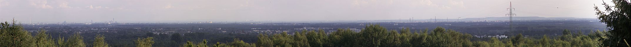 Teil der Bucht von Norden. Links ist der Kölner Dom und der Fernmeldeturm Colonius zu erkennen. Am rechten Bildrand ist das Bayerwerk Dormagen. Im Hintergrund links die Eifel, die Ville in der Mitte und Braunkohleabraumhalden rechts.