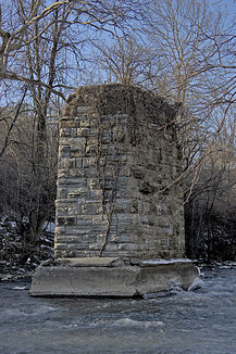 Überreste einer ehemaligen Brücke über den Tulpehocken Creek