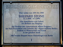 Gedenktafel für Stone, enthält das Zitat „Ein Amerikaner von Geburt ein Berliner aus Neigung“