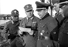 B.W. Kaminski im Gespräch mit Offizieren 1944