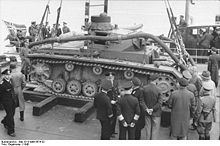 Bundesarchiv Bild 101II-MW-5674-33, Kanalküste, Verladen von Tauchpanzer III.jpg