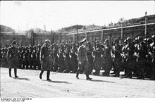 Heinrich Himmler beim Abschreiten der Front angetretener Soldaten der Waffen-SS-Division "Leibstandarte SS Adolf Hitler"