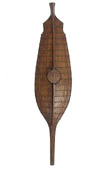 COLLECTIE TROPENMUSEUM Langwerpig houten schild met rotan banden over de breedte TMnr 1563-7.jpg