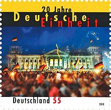 Aufschrift: „20 Jahre Deutsche Einheit“, Motiv: Menschenmasse mit Deutschlandflaggen vor Reichstagsgebäude
