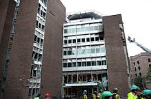 Foto der zerstörten Fassade eines Bürokomplexes