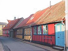 Straßenzug mit dänischen Fachwerkhäusern.