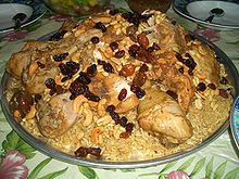 Kabsa aus Reis, Geflügel, Rosinen, Mandeln und Cashew-Nüssen