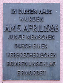 Gedenktafel mit Aufschrift „In diesem Haus wurden am 5. April 1986 junge Menschen durch einen verbrecherischen Bombenanschlag ermordet“