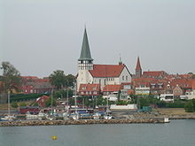 Blick über den Hafen von Rønne auf die Kirche St. Nicolai