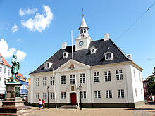 Altes Rathaus und Statue von Niels Ebbesen auf dem Hauptplatz
