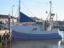 Ein Fischerboot im Hafen