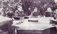 Schwarweiß-Gruppenfoto von Wassilewski, Tolbuchin und Birjusow am Tisch