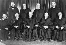 Schwarzweiß-Gruppenfoto mit 9 Richtern