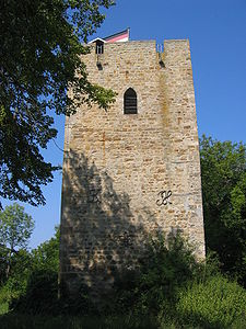 Der nachgebaute Bergfried der ehemaligen Burg Achalm