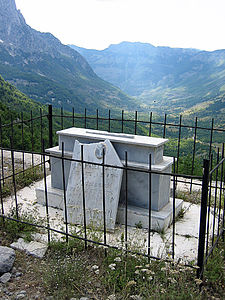 Grabmal eines Verunfallten auf der Westseite des Passes