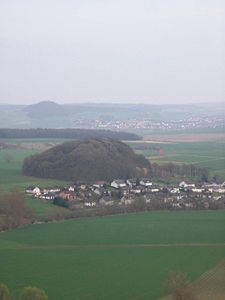 Blick von der Obernburg über Maden am Mader Steinnach Gensungen am Heiligenberg