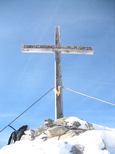 Gipfelkreuz auf der Spitze des Sur Carungas