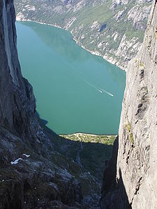Blick vom Kjeragbolten auf den Lysefjord
