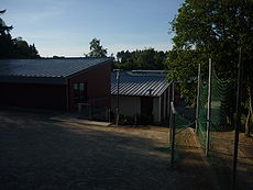Michael-Ende-Schule in Bad Marienberg (Westerwald), Blick auf Bolzplatz (vorn), Erweiterungsbau (links) und Hauptgebäude (rechts)