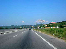 Die SH2 bei Vora (Fahrtrichtung Tirana)