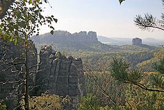 Typische Wald-Felslandschaft, Blick auf Schrammsteine mit Falkenstein