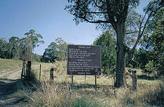Zweisprachiges Schild am Eingang des Bundjalung-Nationalparks (englisch und bundjalung)