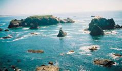 Inseln und Felsen vor der kalifornischen Küste