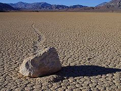 Wandernder Felsen auf dem Racetrack im Death Valley