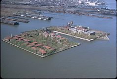 Luftbild von Ellis Island, vermutlich vor 1990