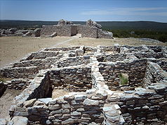 Pueblo in Gran Quivira, im Hintergrund die Ruinen der Spanischen Kirche San Buenaventura