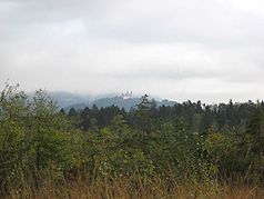 Blick über das Moor, im Hintergrund Wallfahrtskirche Frauenberg