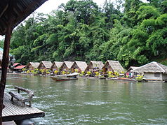 Hausboote in Sai Yok