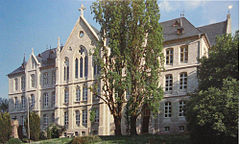 neogotische Nordseite des Schulgebäudes