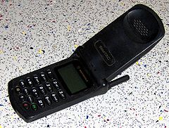 Ein Motorola StarTAC in aufgeklapptem Zustand