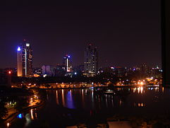 Skyline von Colombo bei Nacht