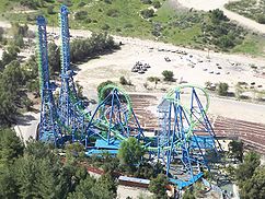 Déjà Vu im Six Flags Magic Mountain, fotografiert vom Aussichtsturm Sky Tower